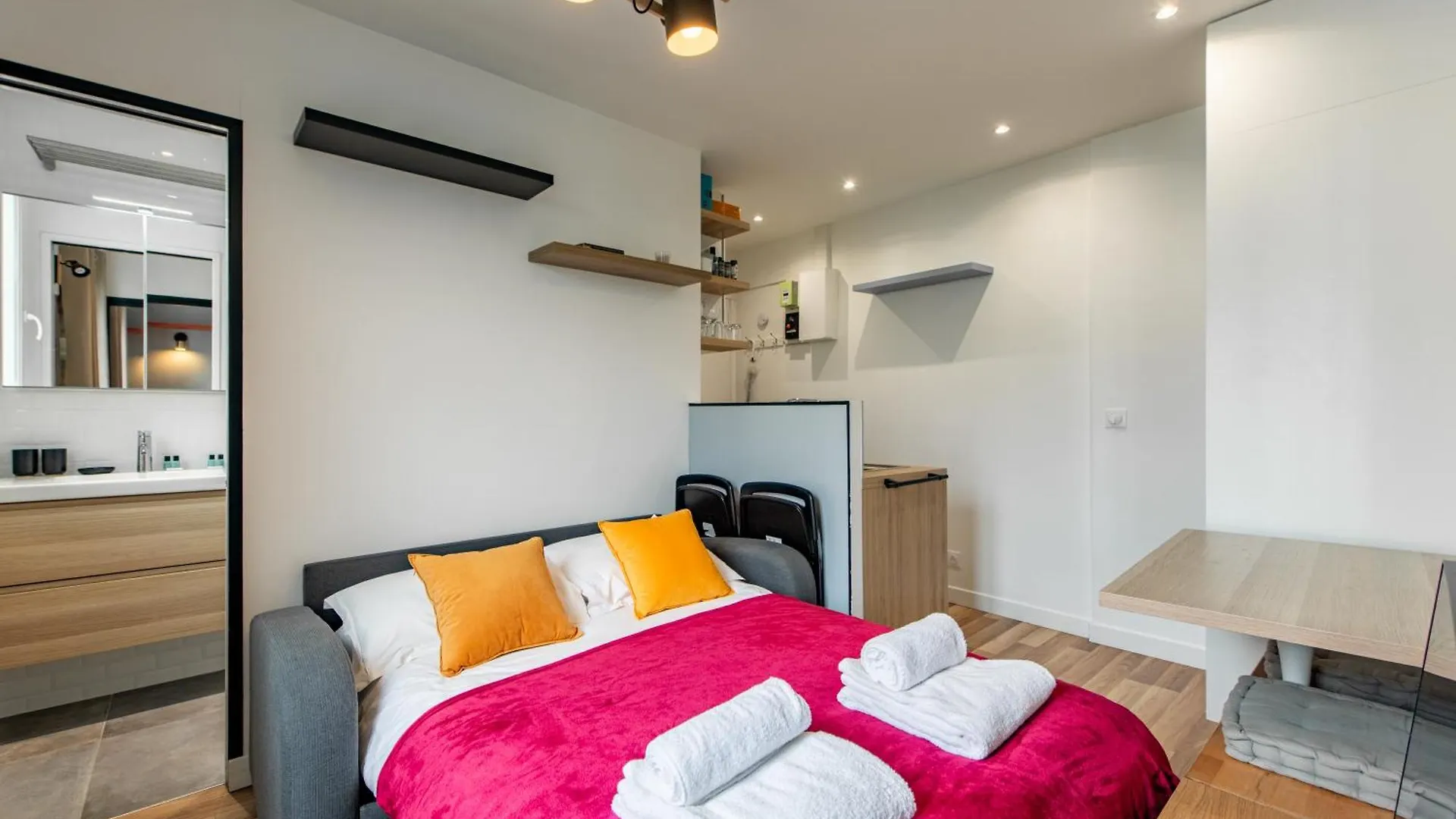 Cozy 1-Bedroom Apartment With All Amenties In Montmartre Paris