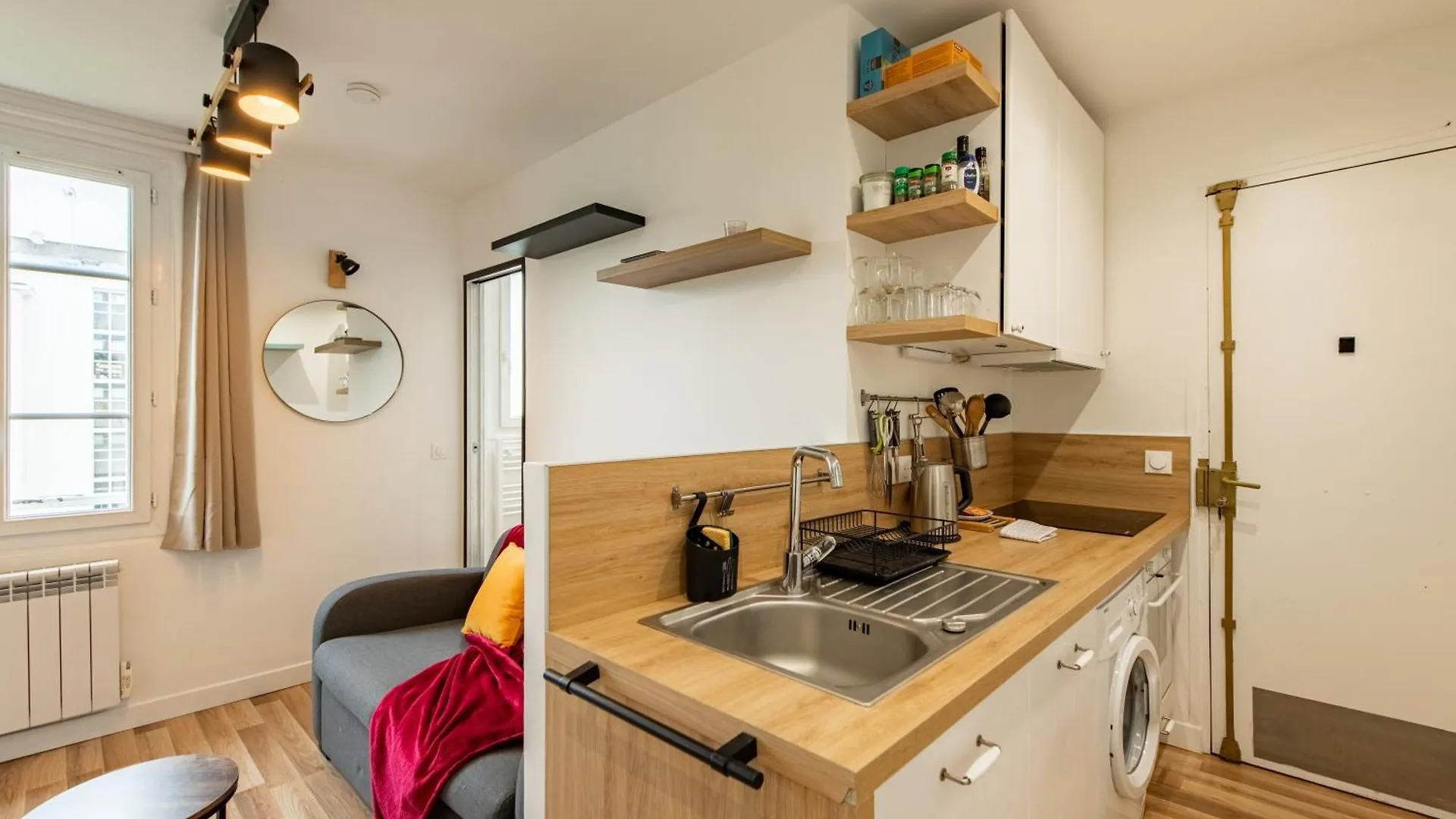 Cozy 1-Bedroom Apartment With All Amenties In Montmartre Paris