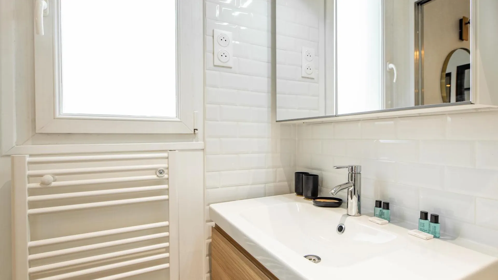 Cozy 1-Bedroom Apartment With All Amenties In Montmartre Paris