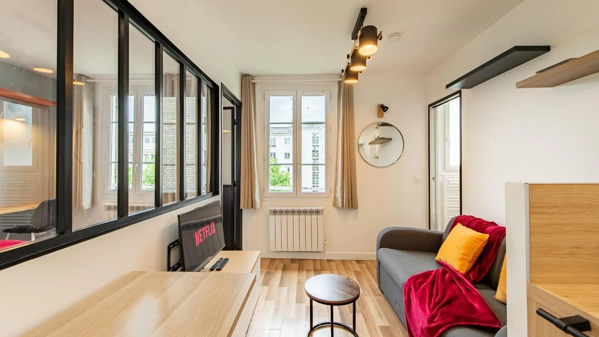 Cozy 1-Bedroom Apartment With All Amenties In Montmartre location